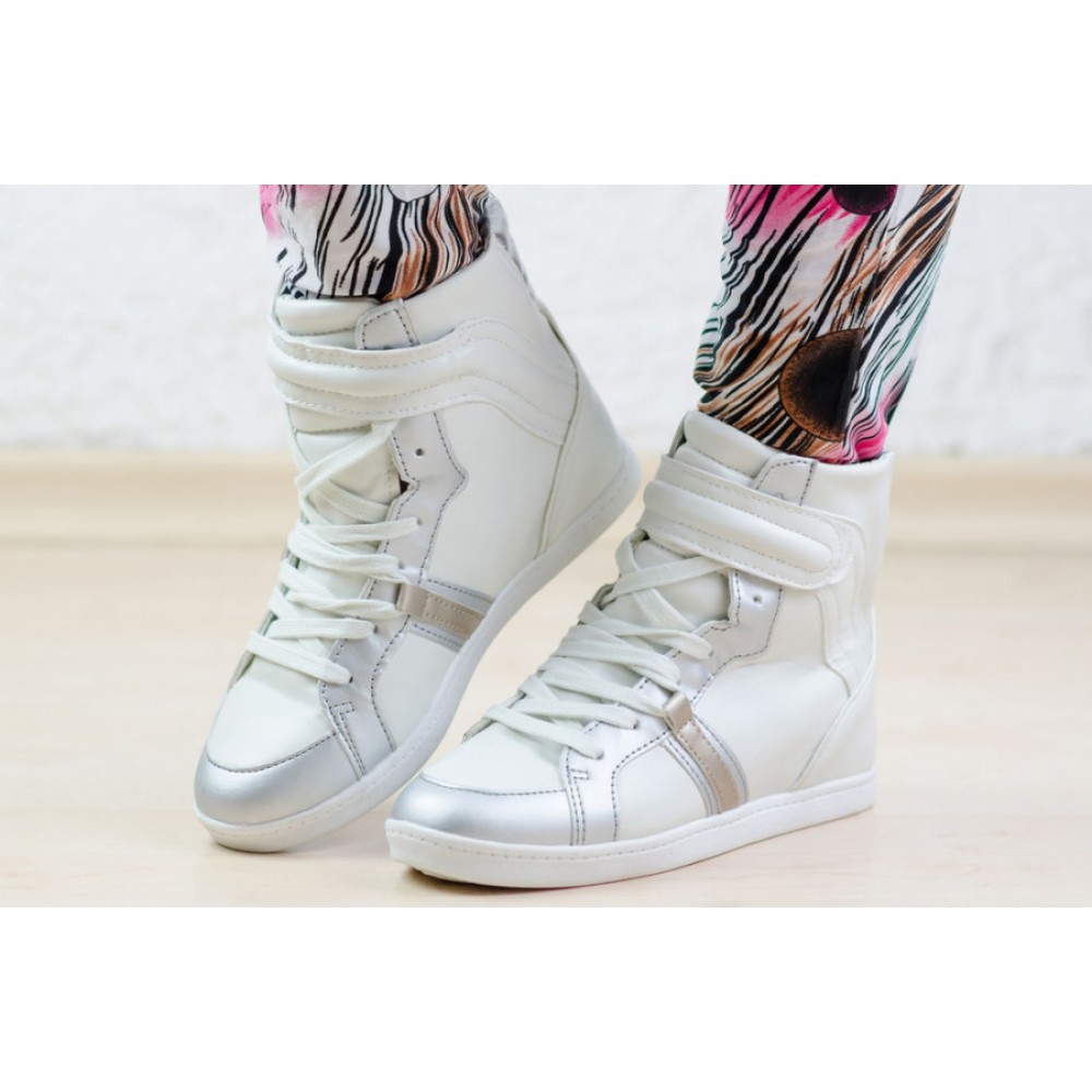 Adidași Urban în alb